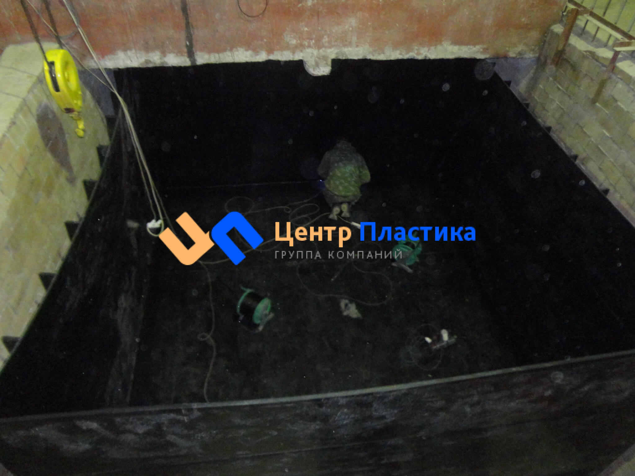 Сборка крупногабаритной ёмкости на месте — экструзионная сварка внутри помещения