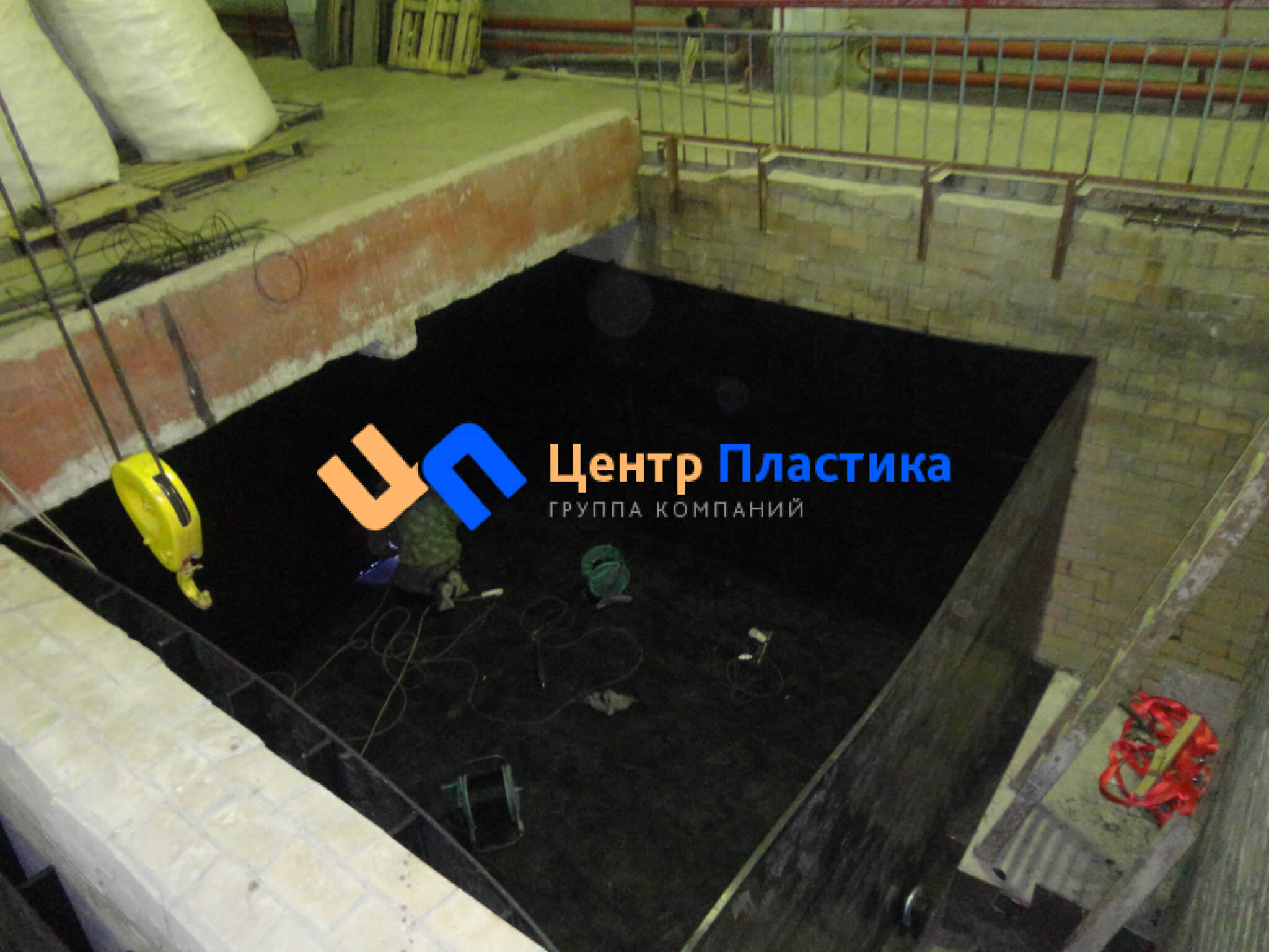 Сварка боковых стенок и днища крупногабаритной пластиковой ёмкости