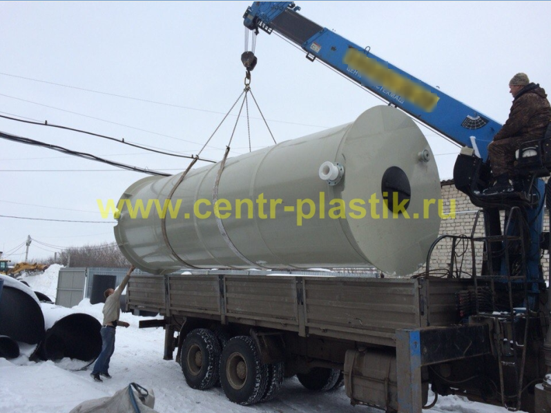 Погрузка транспортной ёмкости для питьевой воды на грузовик