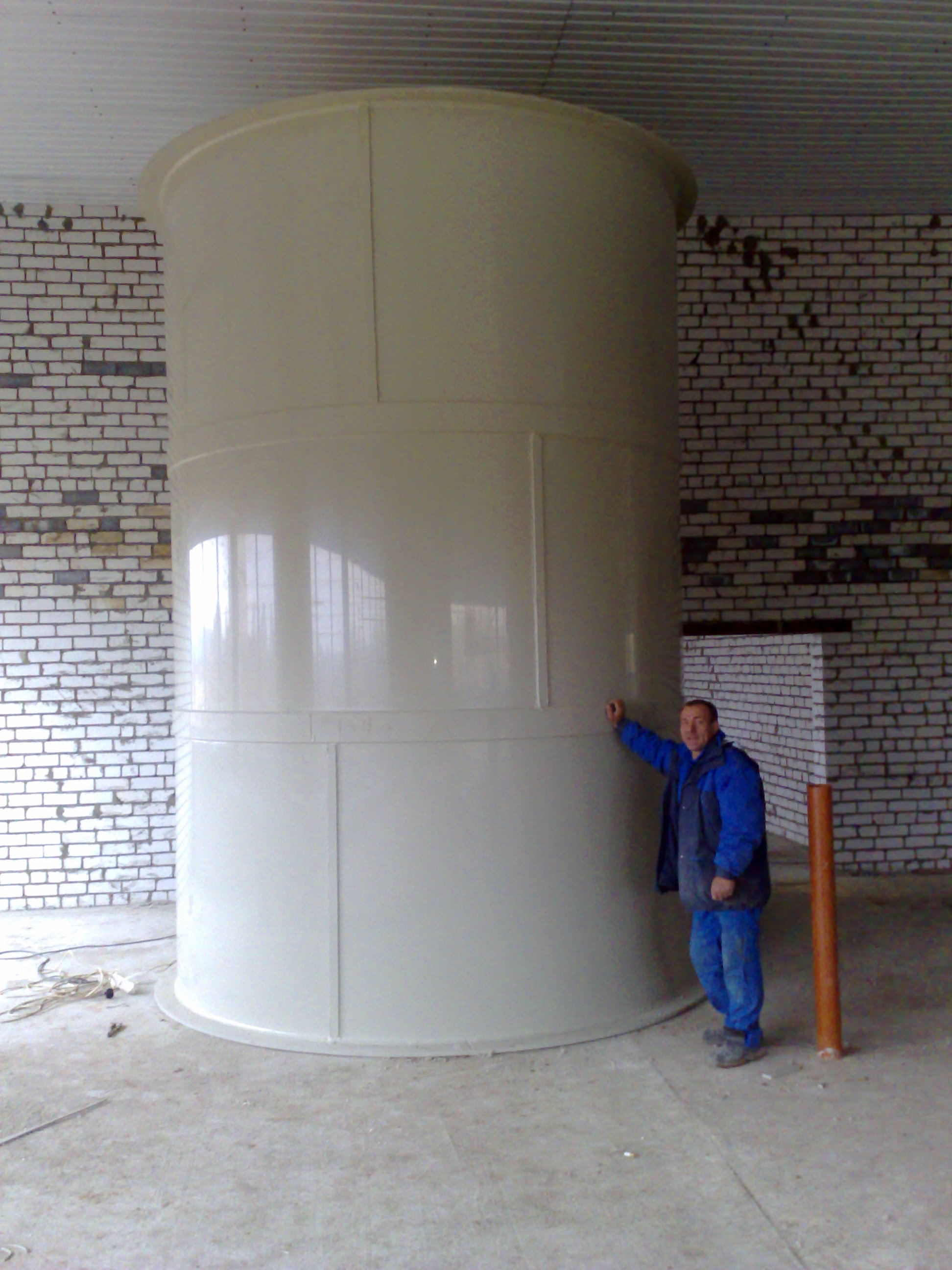 Емкость для водоснабжения бассейнов для разведения рыбы