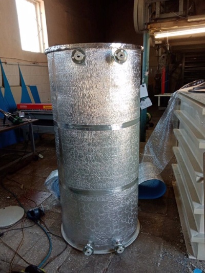 Полипропиленовая емкость на 0,9 м³ Ø 800 Н 1850 с утеплением для ГВС