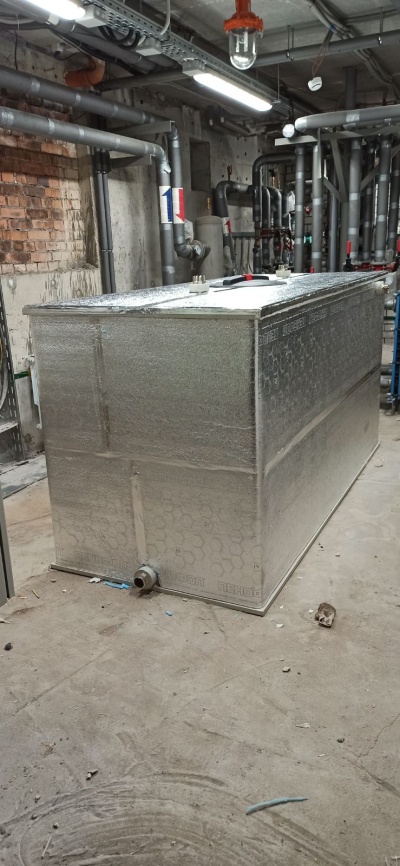 Полиэтиленовая емкость на 2,8 м³ 2400х1000х1200 с утеплением