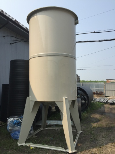 Полипропиленовый бункер на 8 м³ с коническим дном  Ø 1800 Н 4250 на пластиковых ногах