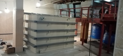 Полипропиленовый бак на 20 м³ в металлооплетке для кислотных стоков