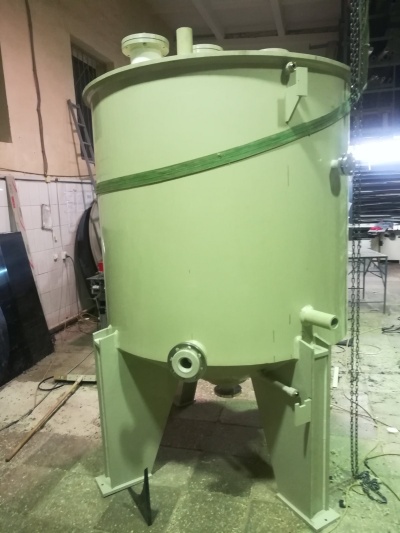 Полипропиленовый бункер с коническим дном на 3 м³ Ø 1600 Н 3200 на пластиковых ногах