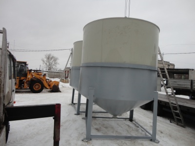 Полипропиленовые бункера с коническим дном на 16 м³ Ø 2700 Н 3000 в металлической корзине