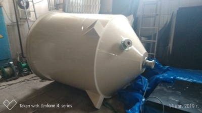 Полипропиленовый бункер с полным сливом на 2,6 м³ Ø 1500 Н 1800 с упорами для установки