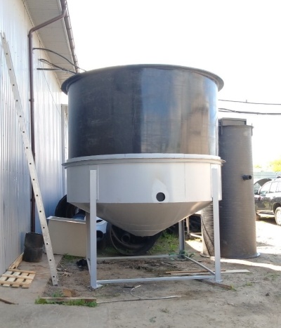 Полиэтиленовый бункер с полным сливом на 16 м³ Ø 3000 Н 3700 в металлокорзине