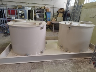 Две полипропиленовые емкости по 2,7 м³ на пластиковом поддоне для агрессивных сред 