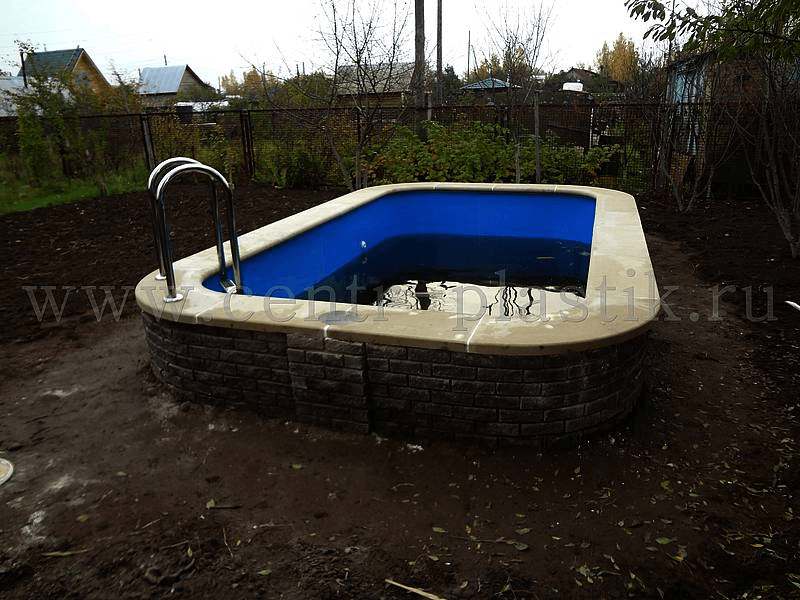 Обслуживание пластикового бассейна: УФ-защита, химия воды, зимняя консервация