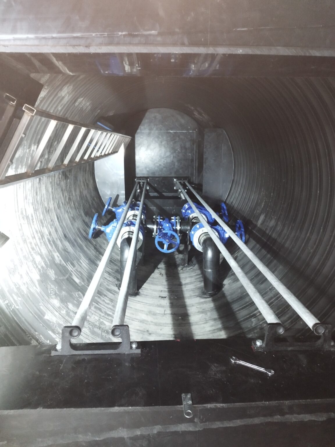 КНС вид внутри — насосное оборудование, направляющие, трубопроводы