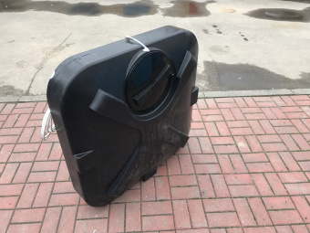 Прямоугольный бак с люком и ребрами жесткости.