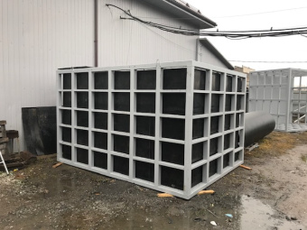 Полиэтиленовый бак на 27 м³ в металлокорзине для гипохлорита натрия 