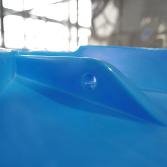 Пластиковая емкость T 2000 в обрешетке