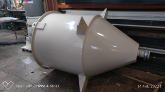 Полипропиленовый бункер с коническим дном на 1,5 м³ Ø 1200 Н 1700 с упорами для установки