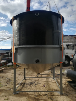 Бункер полиэтиленовый на 20 м³ Ø 3000 Н 3000 в металлокорзине для раствора соляной кислоты