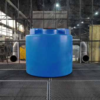 Пластиковая емкость T 2000 в обрешетке