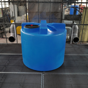 Пластиковая емкость T 2000 в обрешетке