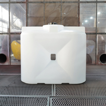 Емкость ФМ 500 в обрешетке с лопастной мешалкой