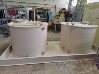 Две полипропиленовые емкости по 2,7 м³ на пластиковом поддоне для агрессивных сред 