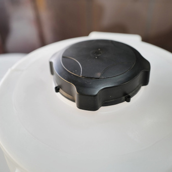 Емкость ФМ 500 в обрешетке с лопастной мешалкой