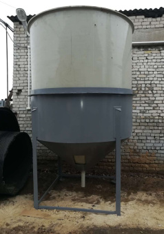 Полипропиленовый бункер на 10 м³ с коническим дном Ø 2300 Н 3800 в металлической корзине