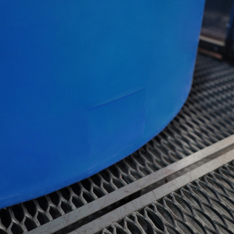 Пластиковая емкость T 2000 в обрешетке