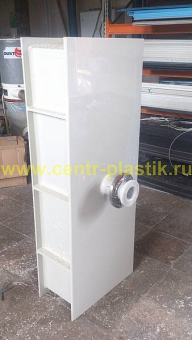 Прямоугольная емкость с фланцевым соединением, белая.