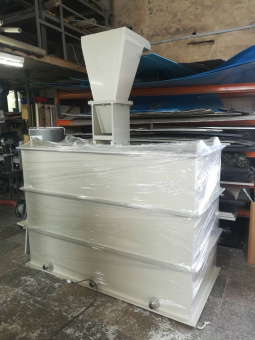 Полипропиленовый бак на 3,15 м³ с воронкой для сбора патоки