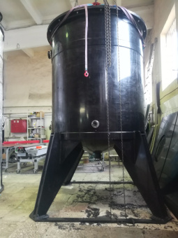 Полиэтиленовый бункер с коническим дном на 5 м³ Ø 1800 Н 3350 на пластиковых ногах