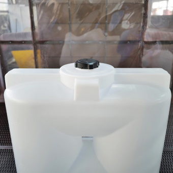 Емкость ФМ 500 в обрешетке с лопастной мешалкой