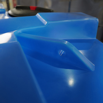 Пластиковая емкость T 3000 в обрешетке