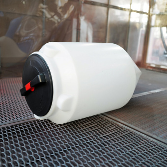 Пластиковая емкость ФМ 120 в обрешетке