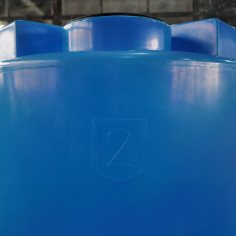 Пластиковая емкость T 2000 в обрешетке