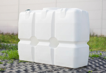 Пластиковая емкость SТ 2000 в обрешетке