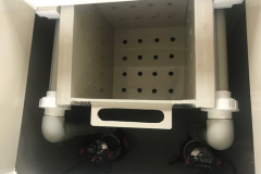 Вид внутри с выдвижной корзиной для сбора крупных нечистот