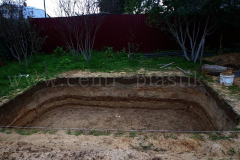 Рытье котлована под бетонирование основания для бассейна по длине 5500x3500x1350