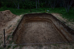 Рытье котлована под бетонирование основания для бассейна по ширине 5500x3500x1350