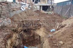 Фото 1. Установка ж.б плиты в котлован для установки жироотделителя