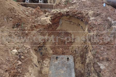 Фото 2. Установка ж.б плиты в котлован для установки жироотделителя