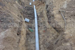 Фото 24. Прокладка трубы от поворотного колодца до сливного колодца