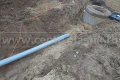 Фото 28. Монтаж трубы от системы очистки до поворотного колодца