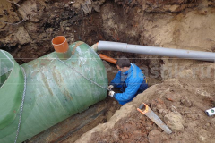 Фото 6. Крепление жироотделителя к бетонному основанию и присоединение центральной трубы