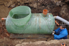 Фото 8. Крепление жироотделителя к бетонному основанию и присоединение центральной трубы