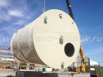 Фото №1. Загрузка накопительной емкости 15 м3 на транспортное средство.