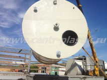 Фото №2. Загрузка накопительной емкости 15 м3 на транспортное средство.