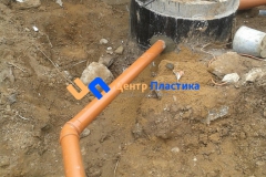 Подсоединение отводящего трубопровода Ø160 мм в понижающий переливной колодец