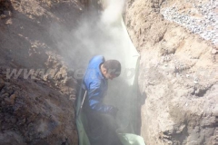 Фото №51 Засыпка второго слоя щебня на дренажную перфорированную трубу