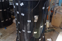 Foto-montazha-greyushhego-kabelya-na-polietilenovoj-emkosti-na-1000-litrov-F-950-mm-N-1500-mm