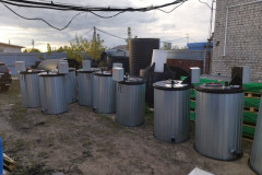 Foto-polietilenovyh-emkostej-na-1000-litrov-F-950-mm-N-1500-mm-s-greyushhim-kabelem-utepleniem-folgirovannym-izofolom-i-oblitsovkoj-otsinkovannym-profnastilom-S-10